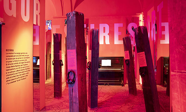 Exposició "Llach. Com un arbre nu"