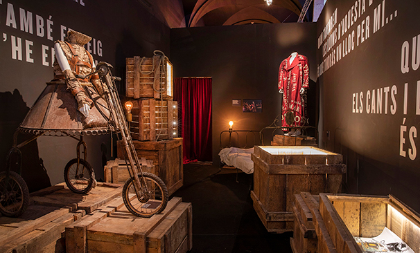 Exposició "Llach. Com un arbre nu"